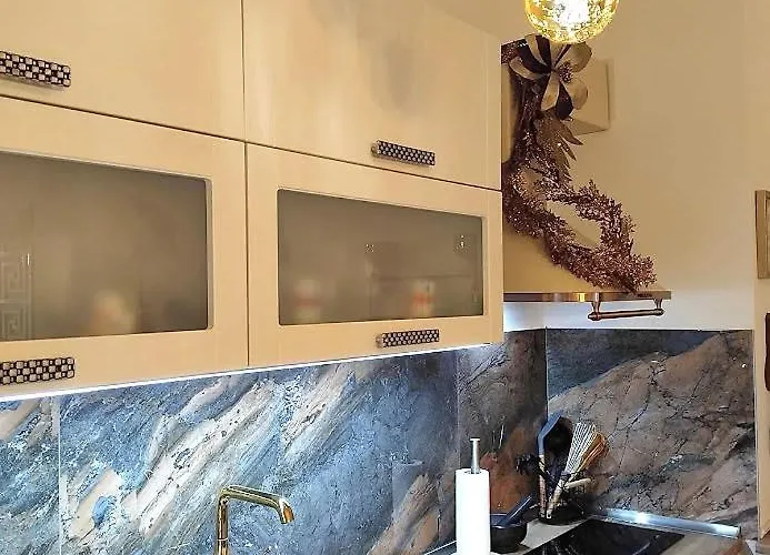 Apartment Art - Center *